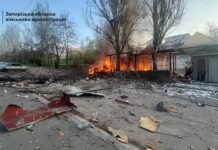 ВС РФ атаковали Запорожье: разрушены остановка, автостоянка, здания, есть погибшие (фото, видео)