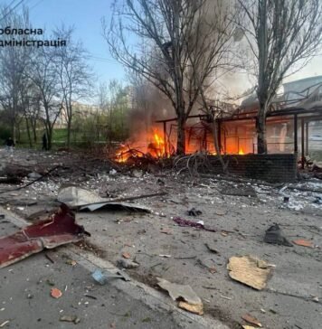 ВС РФ атаковали Запорожье: разрушены остановка, автостоянка, здания, есть погибшие (фото, видео)