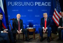 «Веду разговоры с ним»: Трамп признался в постоянных телефонных переговорах с Путиным (видео)