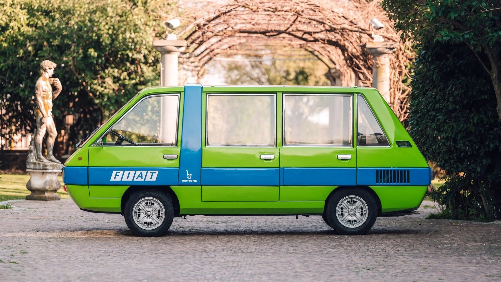 От создателя Lamborghini Countach: с молотка уйдет роскошный шестидверный FIAT 70-х (фото)