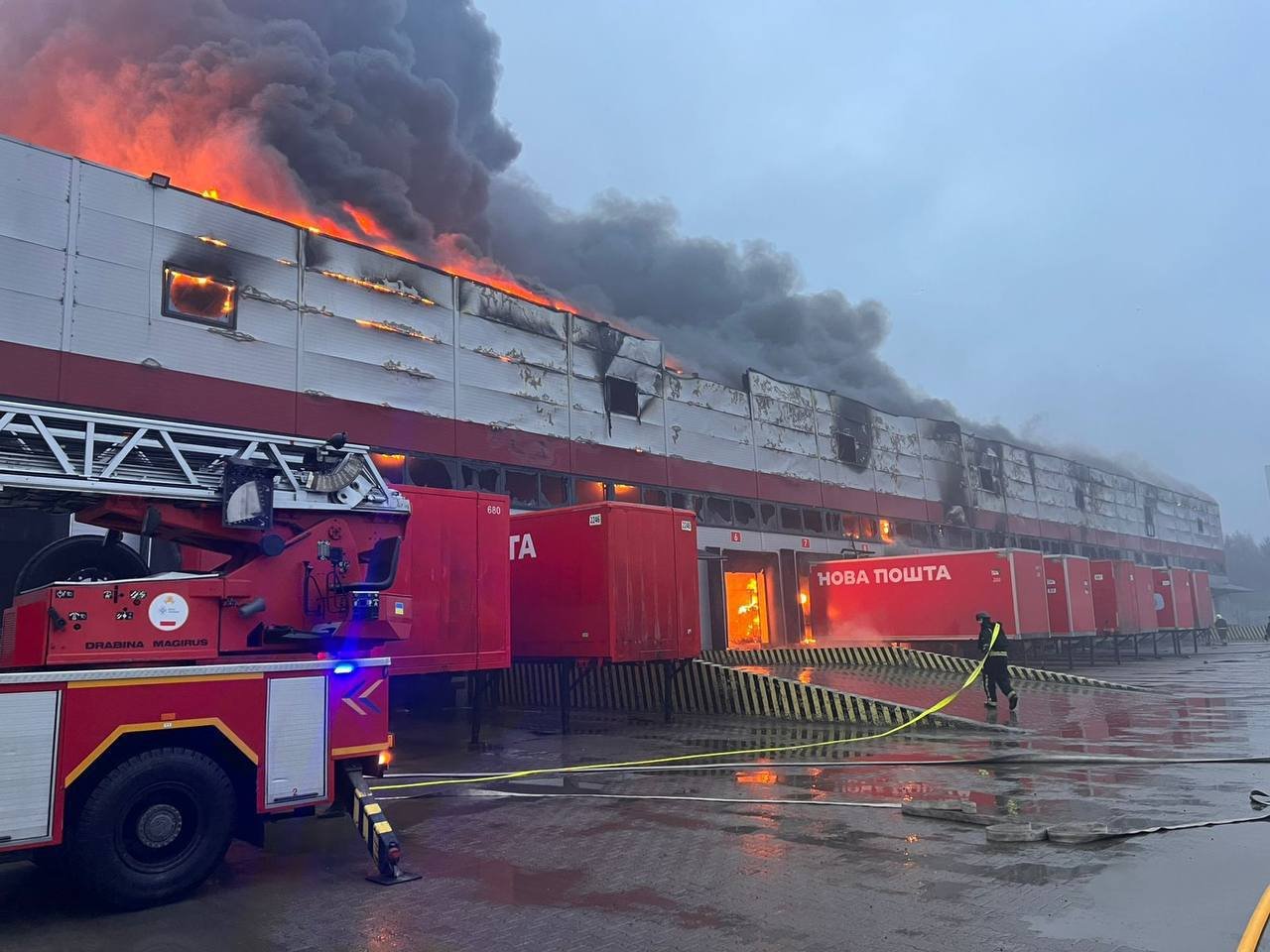 Российские БпЛА атаковали Луцк: враг ударил по многоэтажке и складам «Новой почты» (фото)