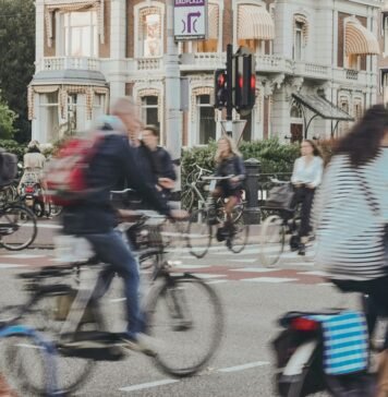 «Нефть может быть до $150»: экономист посоветовал украинцам пересаживаться на велосипеды