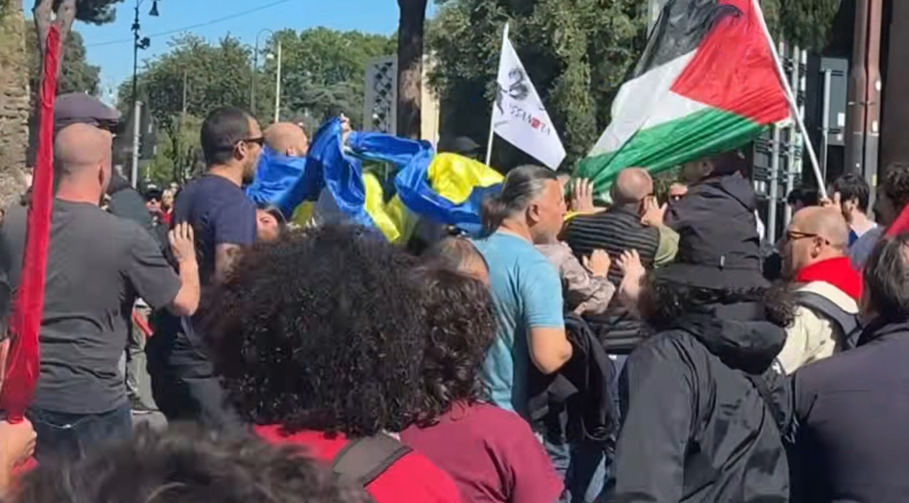 Скандал в Риме: во время манифестации неизвестные напали на людей с украинскими флагами (видео)