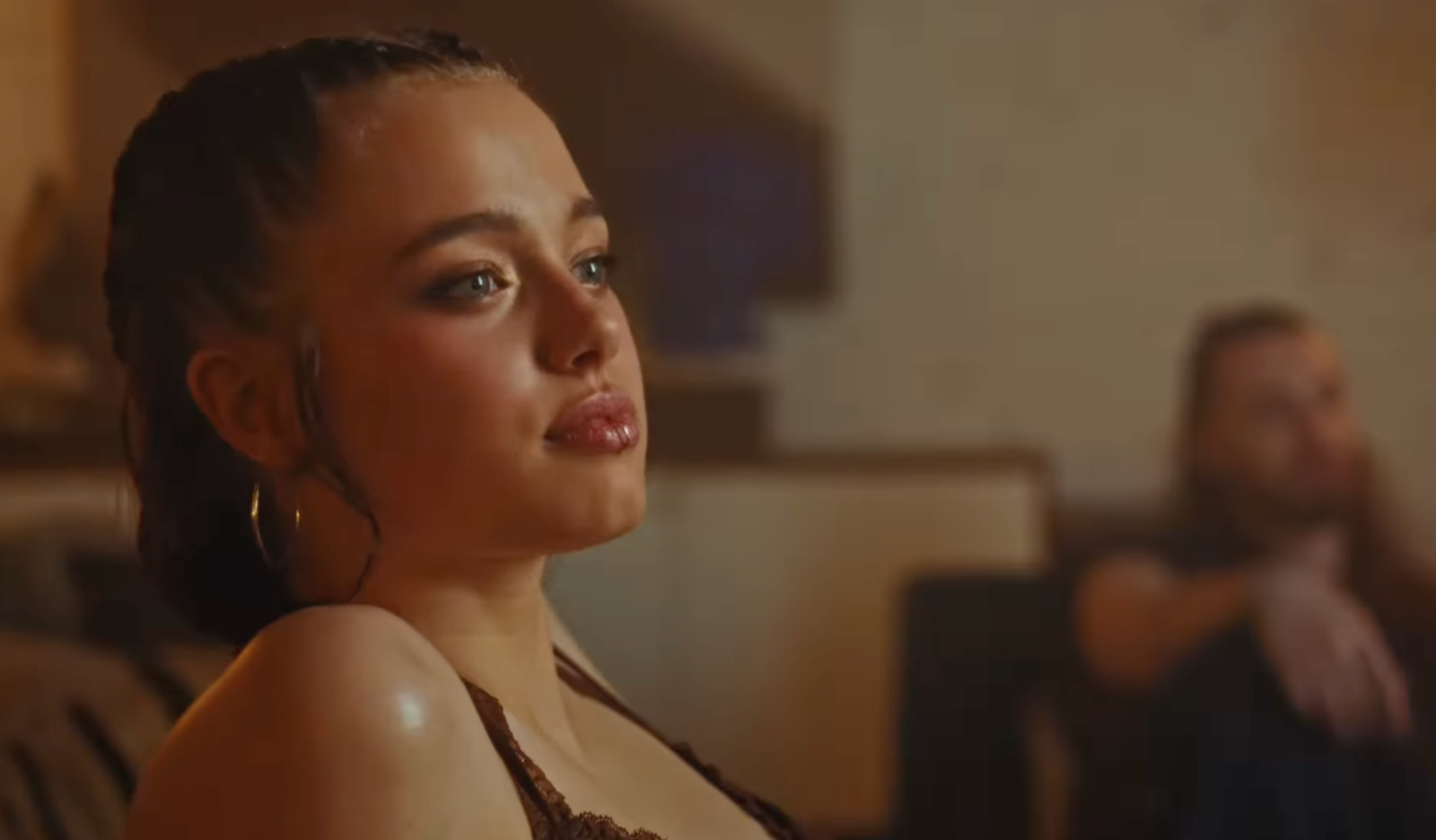 19-летняя дочь Анджелины Джоли и Брэда Питта поразила сходством с мамой (видео)