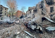 Россия массированно атаковала Украину: есть погибшие, в Днепре под завалами ищут людей (фото)