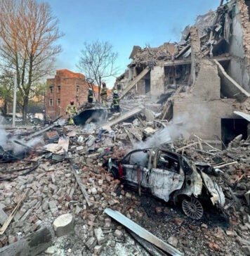 Россия массированно атаковала Украину: есть погибшие, в Днепре под завалами ищут людей (фото)