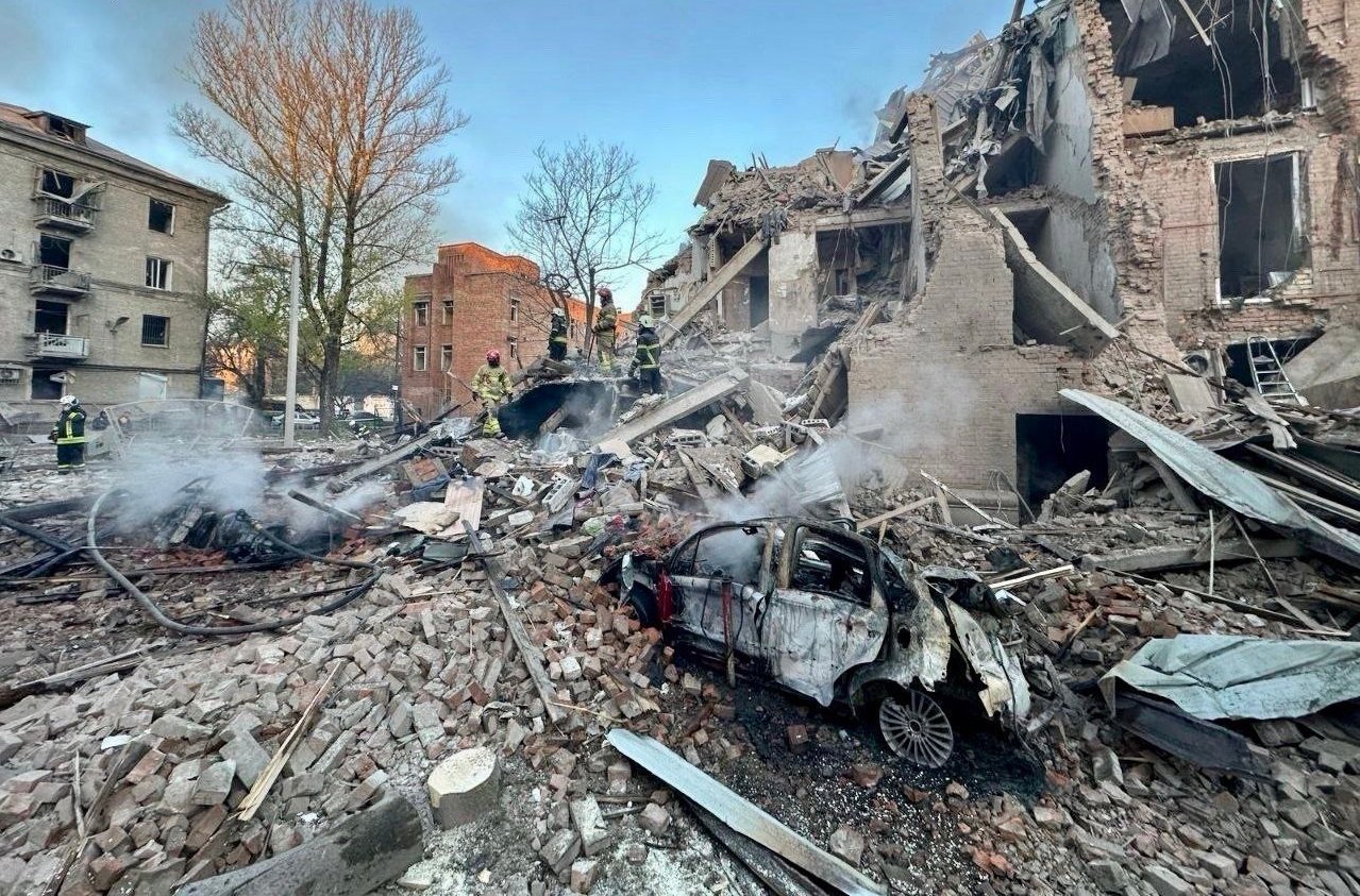 Россия массированно атаковала Украину: есть погибшие, в Днепре под завалами ищут людей (фото)