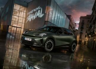 Яркий и недорогой: в Испании дебютировал молодежный электромобиль за 26 000 евро (видео)