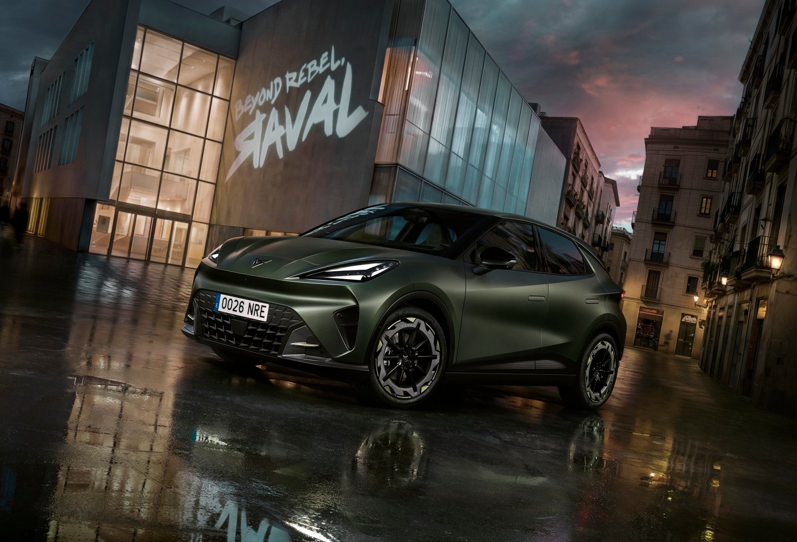 Яркий и недорогой: в Испании дебютировал молодежный электромобиль за 26 000 евро (видео)