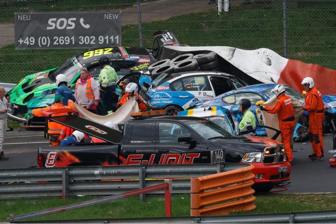 Зеленый ад: опытный гонщик погиб в масштабной аварии на гонке в Германии (видео)