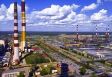 Ленинградскую область РФ массированно атаковали дроны: под атакой мог оказаться крупный НПЗ, поднялся пожар