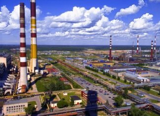 Ленинградскую область РФ массированно атаковали дроны: под атакой мог оказаться крупный НПЗ, поднялся пожар