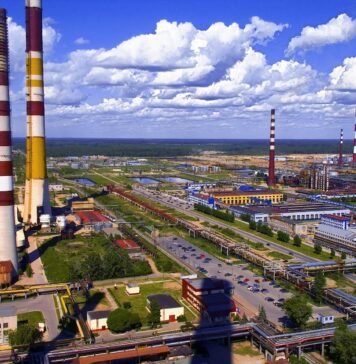 Ленинградскую область РФ массированно атаковали дроны: под атакой мог оказаться крупный НПЗ, поднялся пожар