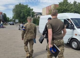 Увидел ТЦК и приставил нож: во Львове мужчина взял в заложницы 13-летнюю девочку (фото)