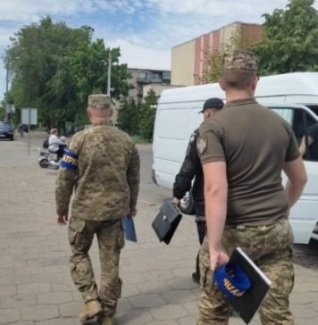 Увидел ТЦК и приставил нож: во Львове мужчина взял в заложницы 13-летнюю девочку (фото)