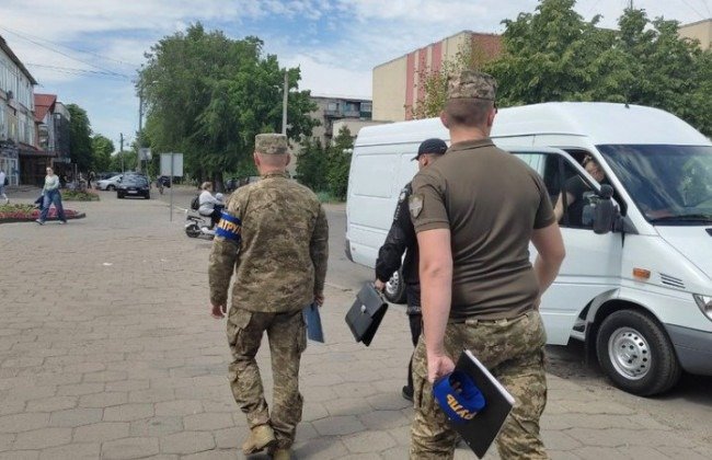 Увидел ТЦК и приставил нож: во Львове мужчина взял в заложницы 13-летнюю девочку (фото)
