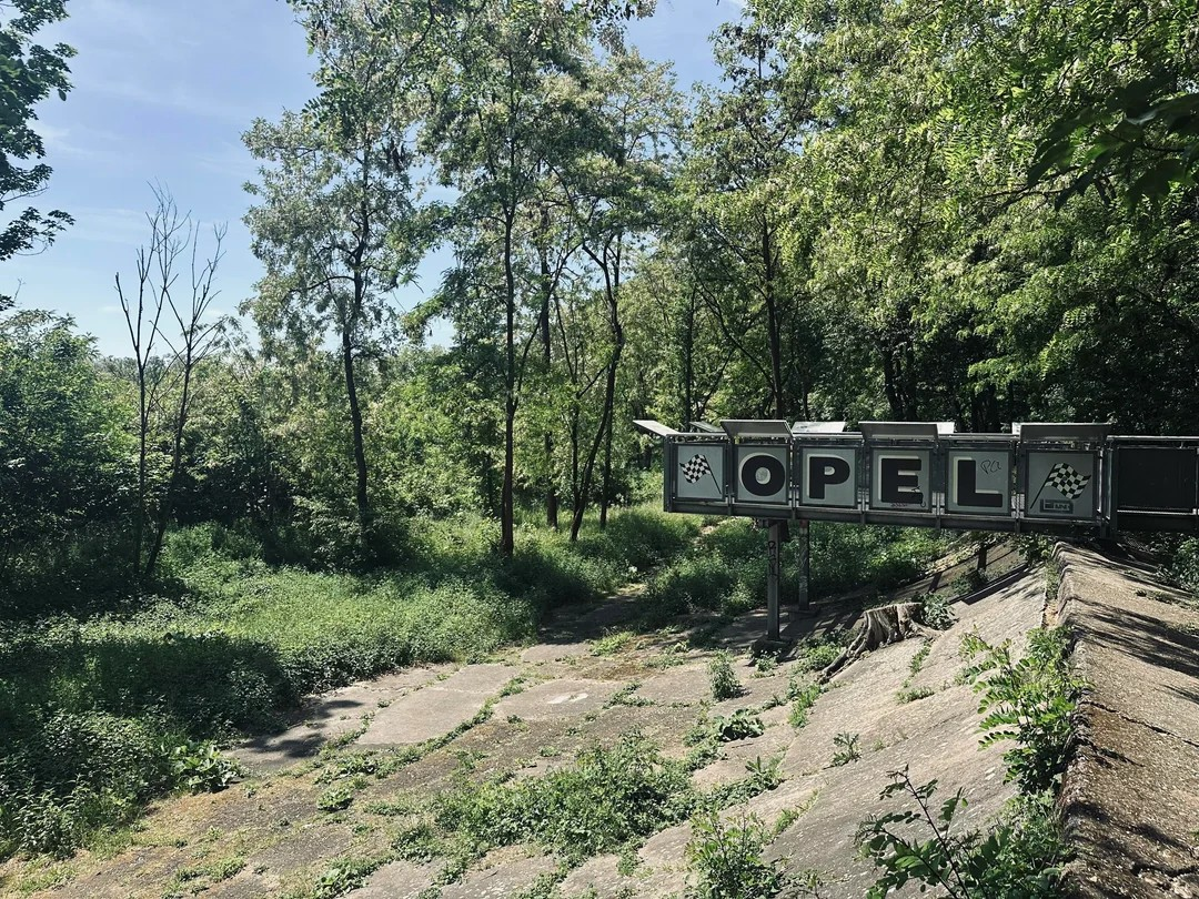 От славы до руин: что осталось от легендарного автодрома Opel в Германии (фото)