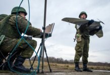 Раздают листовки возле вузов: в РФ студентов агитируют управлять БпЛА под видом «игры», — ЦПД