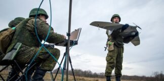Раздают листовки возле вузов: в РФ студентов агитируют управлять БпЛА под видом «игры», — ЦПД