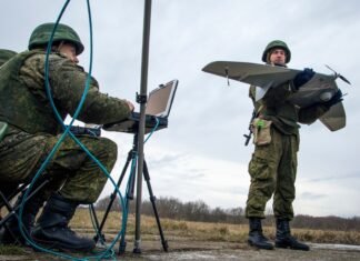 Раздают листовки возле вузов: в РФ студентов агитируют управлять БпЛА под видом «игры», — ЦПД