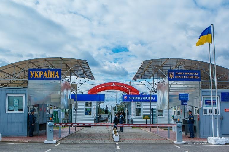 Словакия закрыла все пограничные переходы с Украиной: в чем причина