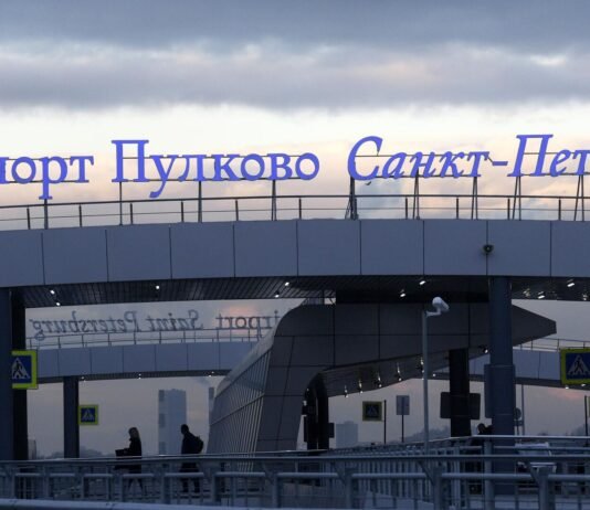 Аэропорт Пулково в РФ закрыли третий раз за день: десятки россиян спят на полу (видео)