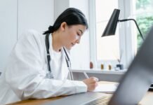 Семейная медицина в Украине: система, которая держится на истощенных людях