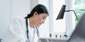 Семейная медицина в Украине: система, которая держится на истощенных людях