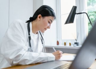 Семейная медицина в Украине: система, которая держится на истощенных людях