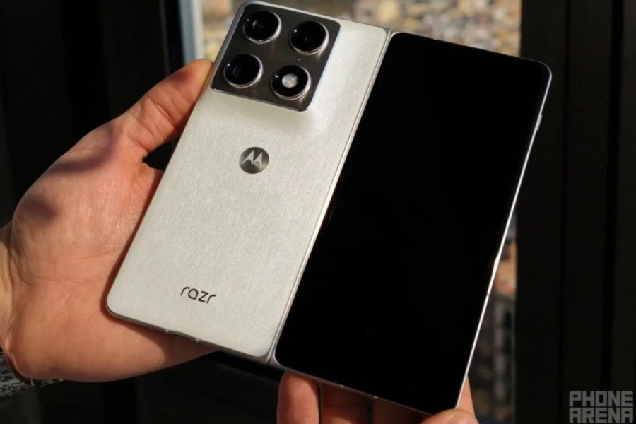 Ціна кусається: Motorola нарешті розсекретила вартість свого першого складаного смартфона Razr Fold