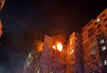 РФ ударила по Одессе дронами: две жилые многоэтажки повреждены и горят (видео)