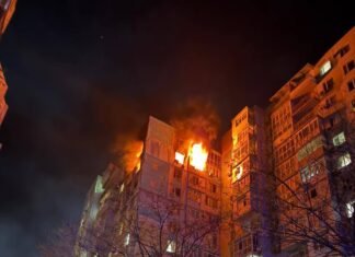 РФ ударила по Одессе дронами: две жилые многоэтажки повреждены и горят (видео)