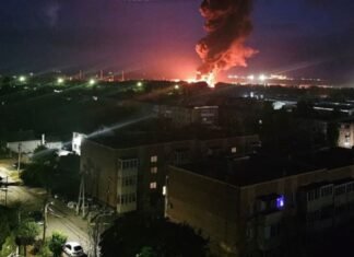 Ростов ночью подвергся массированной атаке: горят два завода ВПК РФ, — соцсети (видео)