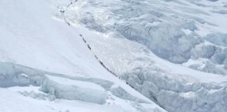 В «зоне смерти» на Эвересте выстроилась огромная очередь из альпинистов: в чем причина (видео)
