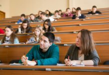 «11-е классы полупустые, потому что ребята уезжают за границу»: почему возник дефицит студентов, — Высоцкий