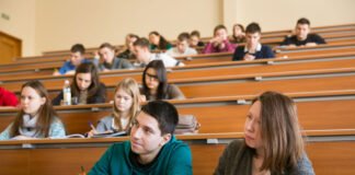 «11-е классы полупустые, потому что ребята уезжают за границу»: почему возник дефицит студентов, — Высоцкий