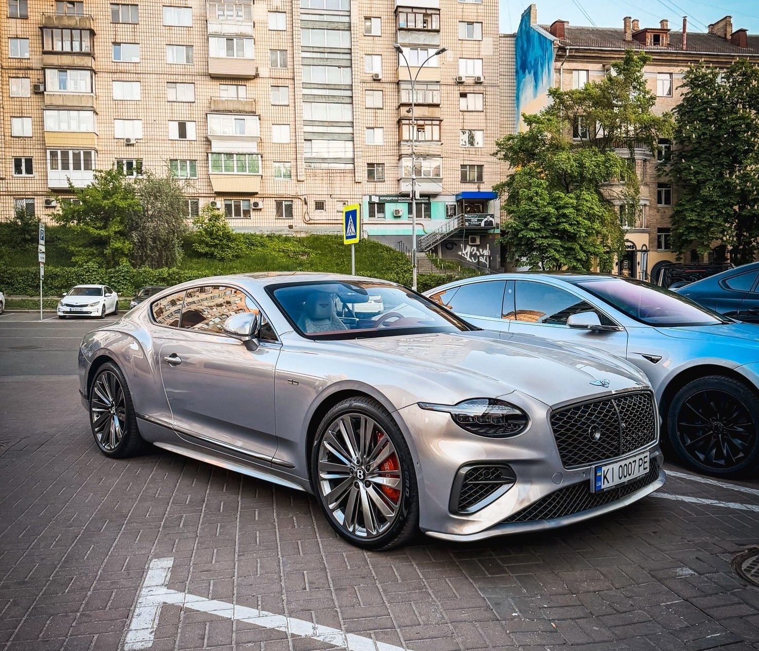 Самый мощный в истории: в Киеве засветился 780-сильный Bentley за $400 000 (фото)