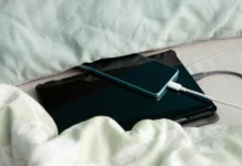 Де не варто тримати смартфон: 3 місця, які можуть нашкодити пристрою