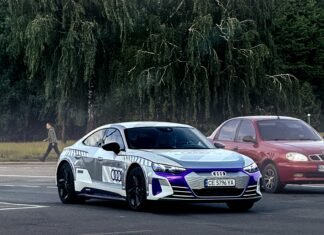 Один из 99: в Хмельницком засветился спортивный электрокар Audi за 200 000 евро (фото)