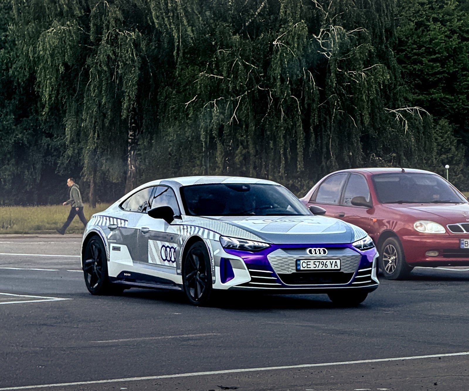 Один из 99: в Хмельницком засветился спортивный электрокар Audi за 200 000 евро (фото)