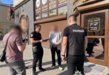 На Закарпатье чиновник и его сообщница наживались на протезах для раненых военных: детали