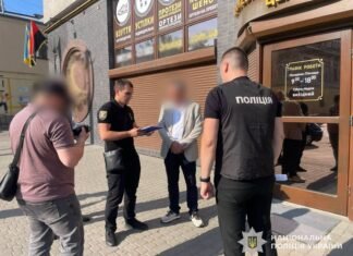 На Закарпатье чиновник и его сообщница наживались на протезах для раненых военных: детали