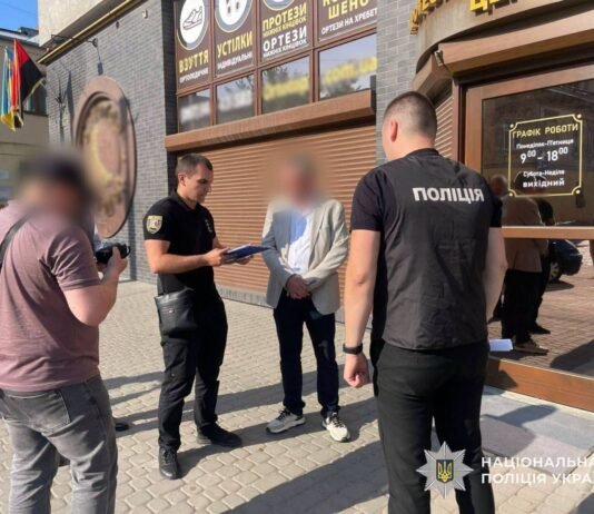 На Закарпатье чиновник и его сообщница наживались на протезах для раненых военных: детали