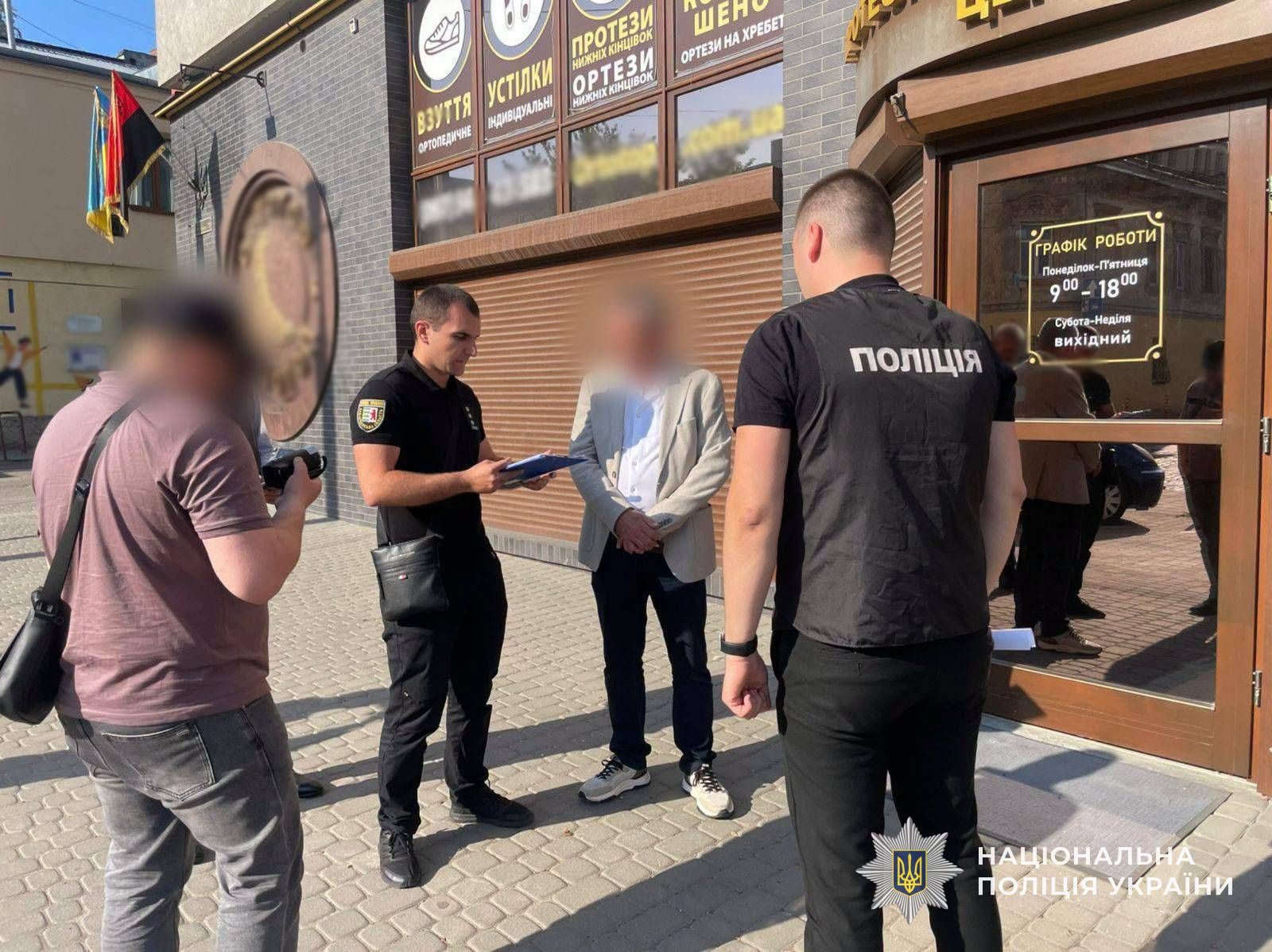 На Закарпатье чиновник и его сообщница наживались на протезах для раненых военных: детали