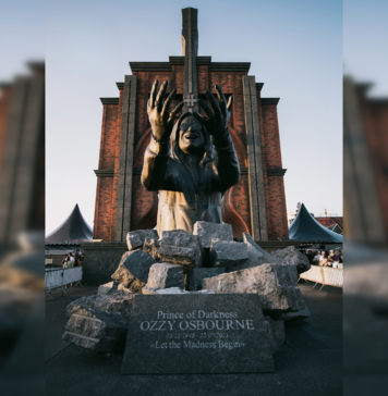 Во Франции установили шестиметровую статую Оззи Осборна (фото)