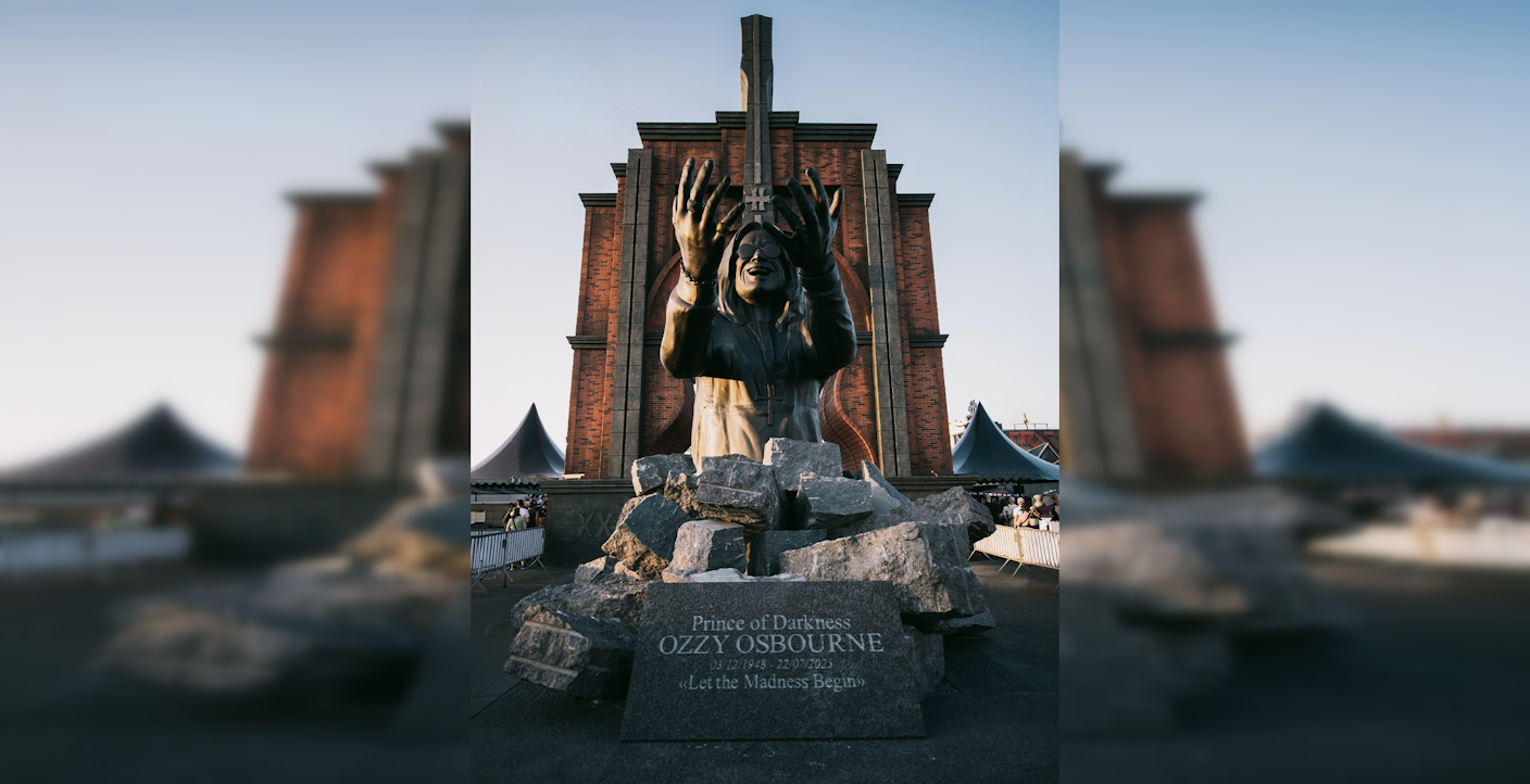 Во Франции установили шестиметровую статую Оззи Осборна (фото)