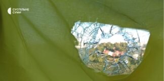 В Сумах флаг Украины задержал осколок российского снаряда (фото)