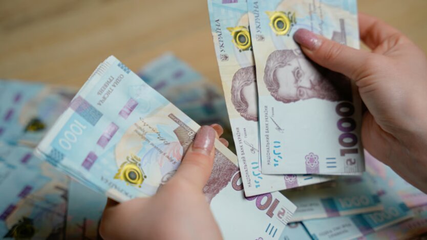 От 2200 до 12300 гривен: какие выплаты доступны украинцам в июне