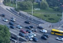 В Киеве авто на скорости влетело в подземный переход: четыре человека погибли на месте (видео)