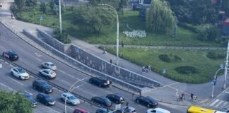 В Киеве авто на скорости влетело в подземный переход: четыре человека погибли на месте (видео)